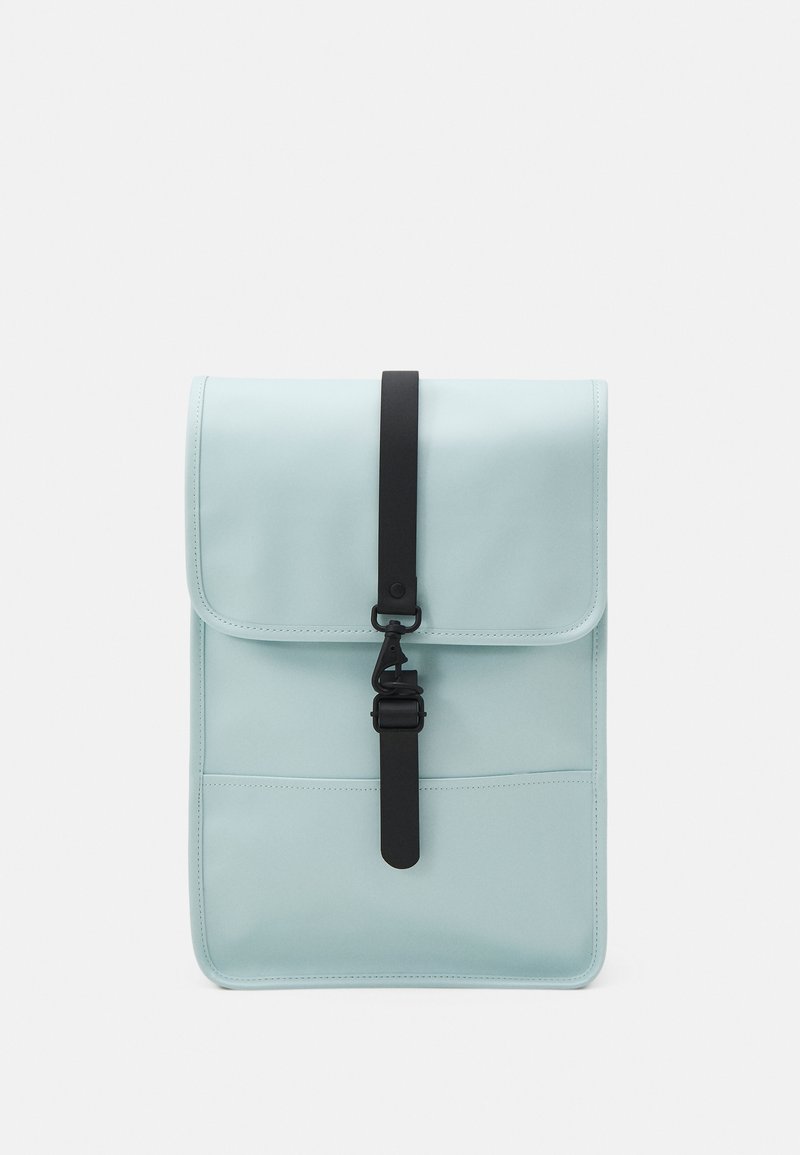 Sac à dos rectangulaire bleu clair avec rabat et boucle de sangle noire verticale centrée sur un fond clair uni.
