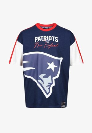 Mørkeblå t-shirt med røde og hvide detaljer, der prydes af et stort hvidt logo af en patriots hoved og teksten "PATRIOTS New England."
