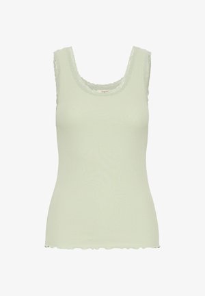 Bleekgroene geribbelde tanktop met kanten rand rond de halslijn en armsgaten, en een licht geplooide zoom.