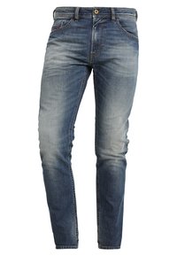 Blå denimjeans med slimfit, blekt färgton, fem fickor och metallknappstängning samt bältesloopar vid midjan.