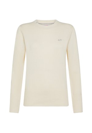 Maglione lavorato a maglia color crema con maniche lunghe, scollatura rotonda, polsini e orlo a coste, con un piccolo logo sul petto sinistro.