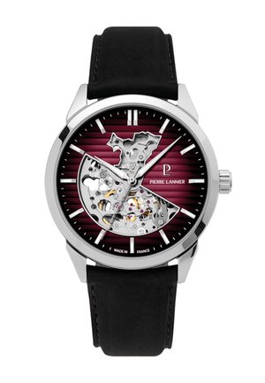 Zilveren en zwarte polshorloge met een bordeauxrode wijzerplaat, gedeeltelijk skeletontwerp dat tandwielen toont, zilveren uurmarkeringen en een zwarte leren band.