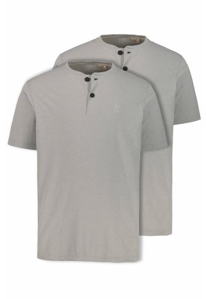 Zwei hellgraue Kurzarm-T-Shirts mit Rundhalsausschnitt, zwei schwarzen Knöpfen und einem dezenten Logo auf der oberen linken Seite. Weicher Stoff.