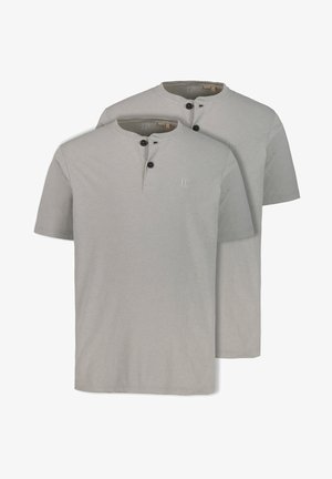 Zwei hellgraue Kurzarm-T-Shirts mit Rundhalsausschnitt, zwei schwarzen Knöpfen und einem dezenten Logo auf der oberen linken Seite. Weicher Stoff.