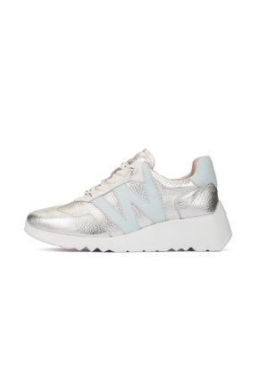 Srebrny metaliczny sneaker z jasnoniebieskim wzorem "W", białymi sznurowadłami i grubą białą podeszwą z zygzakowatym bieżnikiem, pokazany z zewnętrznej strony.