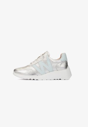 Zapatilla deportiva metálica plateada con diseño en azul claro en forma de "W", cordones blancos y suela blanca gruesa con dibujo en zigzag, mostrada desde el lado exterior.