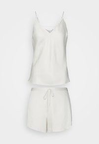 Conjunto de pijama ligero de color blanco que incluye una parte superior sin mangas con cuello en V y unos pantalones cortos con cordón a juego, ambos en una tela suave.