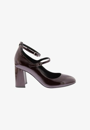 Scarpa con tacco alto bordeaux in vernice, con punta arrotondata, cinturini alla caviglia e tacco quadrato spesso, che evidenzia una texture lucida e un design elegante.