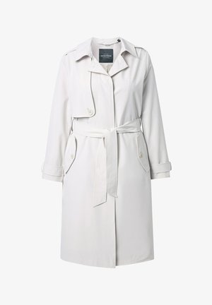 Biały prochowiec o długości do kolan z paskiem w talii, kieszeniami z patkami zapinanymi na guziki oraz detalami z paskami zapinanymi na guziki na mankietach i ramionach.