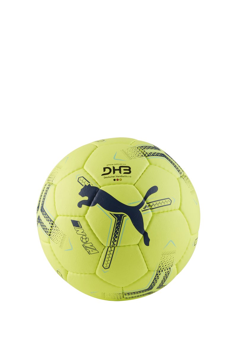 Gul håndbold med en tekstureret overflade, der har et sort Puma-logo og geometriske blå accenter. Hexagonale paneler skaber et klassisk design.