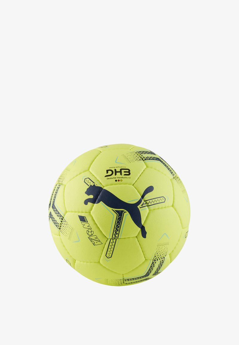 Žlutý házenkářský míč s texturovaným povrchem, na kterém je černé logo Puma a geometrické modré akcenty. Hexagonální panely vytvářejí klasický design.