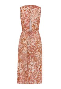 Achteraanzicht van een mouwloze jurk in oranje en crème met een bladmotief. De stof is lichtgewicht met een gebonden taille en een open rugontwerp.