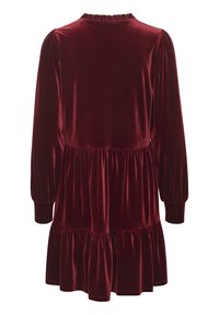 Burgundy samettimekkoi, jossa on pitkät puffihihat, rypistetty kaula-aukko ja kerroksellinen röyhelöhelma. Liukas pinta, jossa on kiiltävä viimeistely ja joustavat hihansuut.