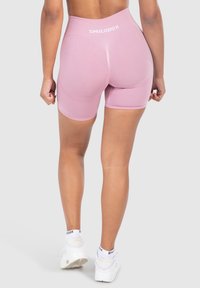 Roze high-waisted shorts met een snug fit, gemaakt van rekbaar materiaal, met een subtiele textuur en een witte logoband aan de bovenkant.