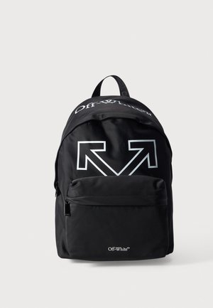 Mochila negra Off-White con un bolsillo frontal con cremallera, un asa superior, un logotipo blanco de flechas cruzadas y el nombre de la marca.