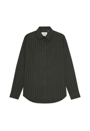 Camicia a maniche lunghe di un verde scuro con strisce nere verticali, chiusura a bottoni sul davanti, colletto a punta e orlo arrotondato. Presenta bottoni neri.