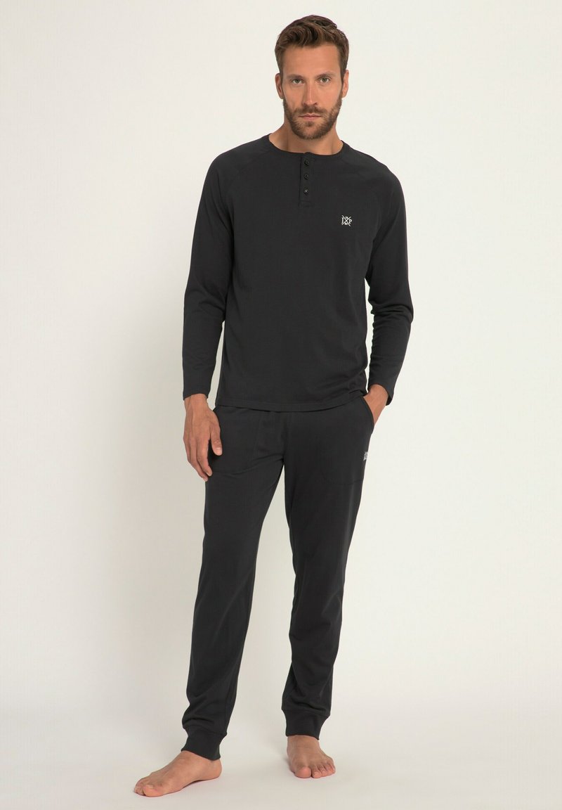Ensemble de détente pour hommes en noir comprenant un haut henley à manches longues avec boutons et un pantalon assorti, fabriqué à partir d'un tissu doux offrant un confort optimal.