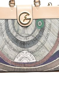 Borsa a mano beige e stampata con design testuale circolare, chiusura con logo "G" dorato e manici in pelle.