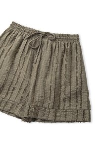 Pantaloni corti verde oliva in tessuto texturizzato e stropicciato. Vita elastica con coulisse e bordi sfilacciati all'orlo.