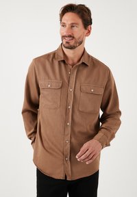 REGULAR FIT - Marškiniai - camel