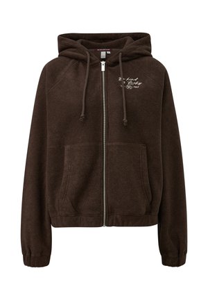 Bruine fleece hoodie met een rits, trekkoord capuchon en voorzakken. Bevat geborduurde tekst aan de bovenste linkerkant. Zachte textuur.