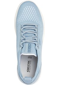 Lichtblauwe mesh sneaker met een gestructureerde bovenkant, veter en een witte rubberen zool. Bevat "GEOX RESPIRA" merk op de zijkant.