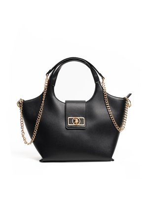 Sac à main en cuir synthétique noir avec une forme structurée, des accents de chaîne dorée et un rabat avant avec une fermeture rectangulaire. Texture lisse et finition brillante.