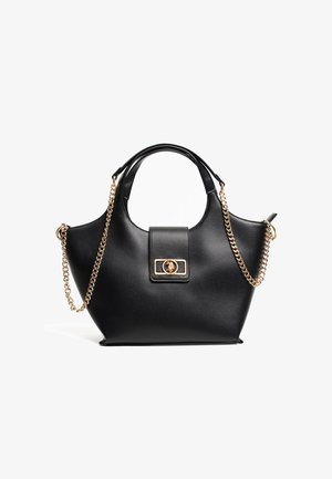 Borsa a tracolla in ecopelle nera con forma strutturata, dettagli in catena dorata e patta frontale con chiusura rettangolare. Texture liscia e finitura lucida.