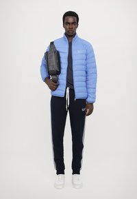 EA7 Emporio Armani TRAIN CORE JACKET - Jakna ispunjena paperjem - granada sky