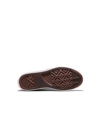 Sålen på en brun Converse-sneaker som viser teksturert mønster med diamant- og linjedesign, og Converse All Star-logo i midten.