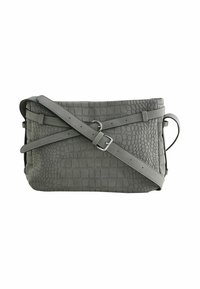 Grå crossbody taske med præget krokodilletekstur og justerbar spænde-rem lagt diagonalt over forsiden.