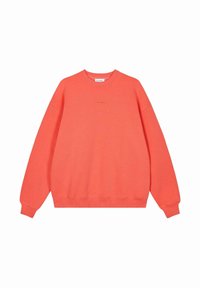 Koraļļu krāsas džemperis no mīkstas auduma, ar apaļu kakla izgriezumu, garām piedurknēm, ribotām aprocēm un diskrētu logotipu centrā.