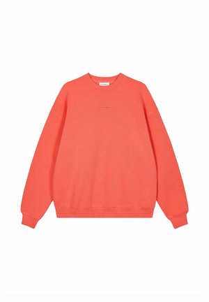 Sudadera coral de tela suave, con cuello redondo, mangas largas, puños acanalados y un logotipo sutil en el centro frontal.
