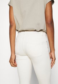 ONLY Vaqueros pitillo - off-white