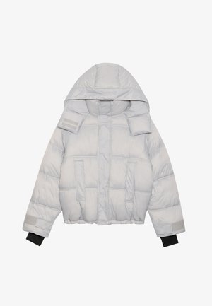 Jachetă puf gri deschis, cu glugă, având un design matlasat, două buzunare frontale și manșete negre cu garnitură. Accentele includ benzi reflective.
