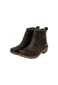 Botas de tobillo de cuero negro con un cuello de punto texturizado, puntera redonda y suela resistente con patrón. Presenta un pequeño parche de logo en el lateral.