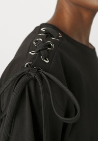Pinko MAVERICK COMPATTO CON STRINGHE - Printtipaita - black