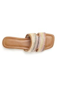 Sandale marron à enfiler avec un bout carré et une bride multicolore tissée avec des rayures roses, jaunes et grises.