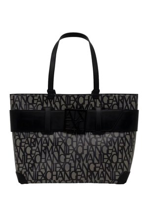 Zwart-grijze boodschappentas met herhaald patroon van de tekst "ARMANI EXCHANGE", brede zwarte riem en rechthoekige gesp, dubbele schouderbanden.