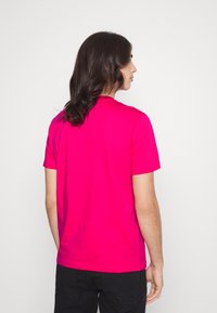 Calvin Klein FRONT LOGO - T-shirt estampada - bright jewel