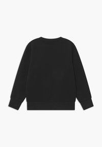 Musta crewneck-huppari esitelty tasaisesti takaa, jossa on pitkät hihat ribbineuleella ja ribbineuleen helma.