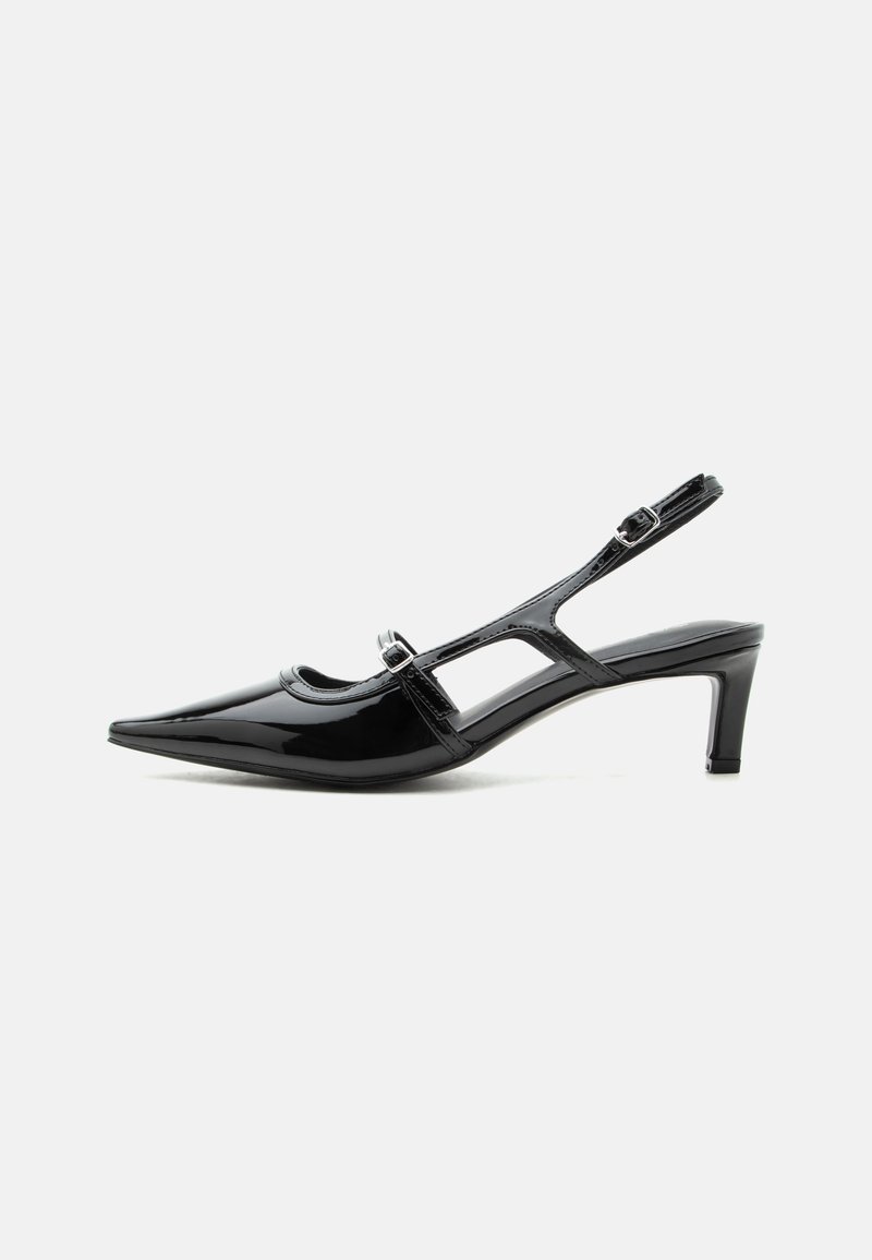 Chaussure slingback en cuir verni noir à bout pointu, petit talon et deux brides réglables avec boucles, vue de profil latéral.