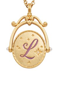 Zlatý náhrdelník s príveskom v tvare okrúhlej platne, na ktorej je vystúpené fialové "L", obklopené malými hviezdami a perlovými detailmi. Zložitý dizajn rámu.
