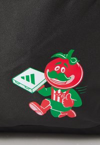 Juodas maišas su animaciniu pomidorų personažu su žaliu ūsais, laikančiu baltą picos dėžutę su žaliu logotipu. Personažas turi raudonus ir žalius akcentus.