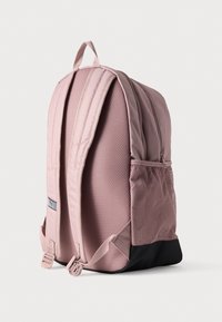 Ροζ υφασμάτινο σακίδιο με επενδυμένους ιμάντες ώμου, δίχτυ στην πλαϊνή τσέπη και μαύρη βάση. Διαθέτει δύο μπροστινά φερμουάρ και πάνω χερούλι.