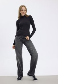 Even&Odd Pikkade varrukatega topp - black