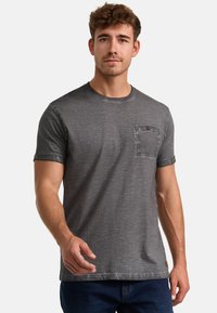 Grå kortærmet t-shirt lavet af blødt stof, med en rund halsudskæring, en frontlomme og design med oprullede ærmer.