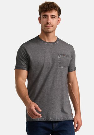Grijze t-shirt met korte mouwen, gemaakt van zachte stof, met een ronde halslijn, een borstzakje en een omgeslagen mouwontwerp.