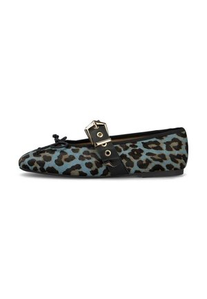 Ballerine plate avec imprimé léopard bleu et marron, bord noir, détail en nœud et large sangle noire avec une grande boucle en or.