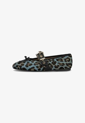 Ballerine plate avec imprimé léopard bleu et marron, bord noir, détail en nœud et large sangle noire avec une grande boucle en or.